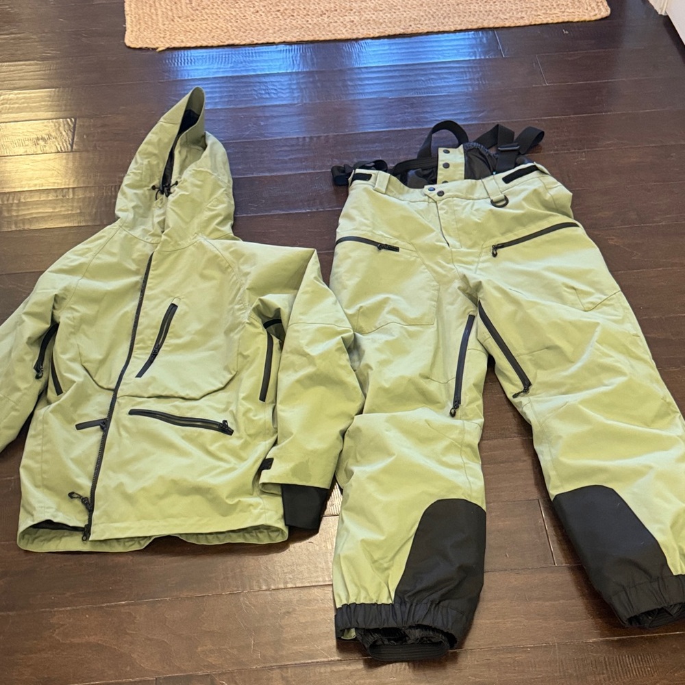 Green Ski Jacket and Pants Set